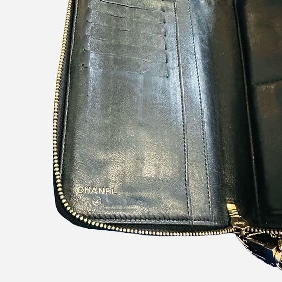 Chanel leather camellia clutch with golden camellia - Picture 11 of 15